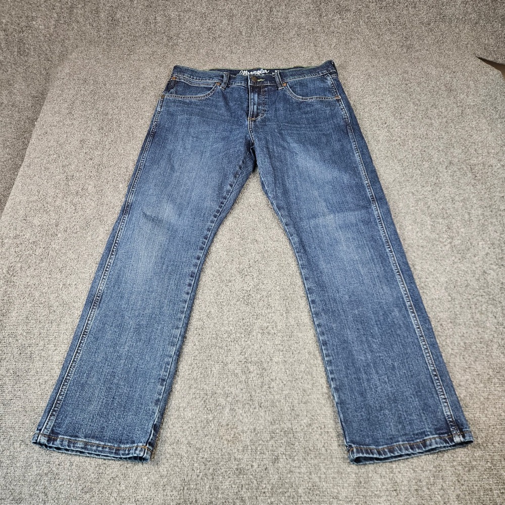 Wrangler Men’s Slim Straight Jeans in Medium Blue Denim